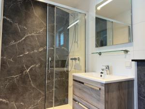 un baño con lavabo y ducha en Camping de Meeuw, en Brielle