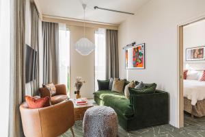 Posezení v ubytování Hernö Gin Hotell