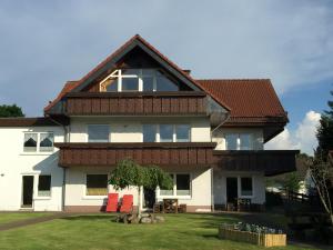 una casa grande con techo de gambrel en Haus Jasmin, en Sankt Andreasberg