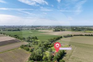 an aerial view of a field with a stop sign at Welcome in - Vakantiewoning Jikkemien met terras, vrij uitzicht en huisdiervriendelijk in Koudekerke