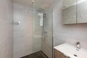 a bathroom with a shower and a sink at Welcome in - Vakantiewoning Jikkemien met terras, vrij uitzicht en huisdiervriendelijk in Koudekerke +19 photos