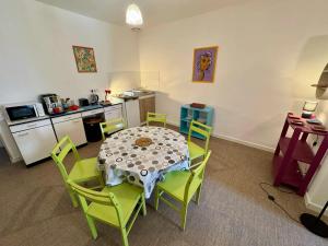 Kuchyň nebo kuchyňský kout v ubytování Appartement spacieux à Laure-Minervois avec piscine