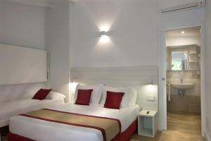 a hotel room with a large bed with red pillows at Primavilla Relais in Gaeta