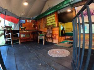 TV a/nebo společenská místnost v ubytování Jungle Cabin - Bundala