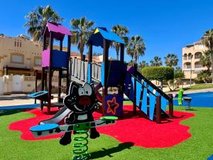 a playground with a cat on a slide at Almerimar Amplio Apartamento de 3 Habitaciones con Piscina, pista de padel, futbol y Garaje Cubierto para 2 Coches en Altas Entinas in Almerimar