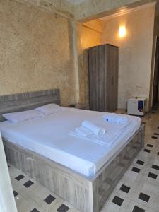 Postel nebo postele na pokoji v ubytování Kazbegi Hotel Batumi