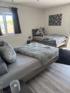 a bedroom with two beds and a couch at Eröffnungsangebot 100 qm Casa Daniela Donau Exclusive in Vilshofen an der Donau