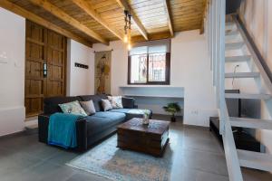 a living room with a blue couch and a table at Duplex Los Corceles Casa Palacio in Jerez de la Frontera