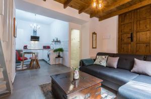 a living room with a couch and a table at Duplex Los Corceles Casa Palacio in Jerez de la Frontera
