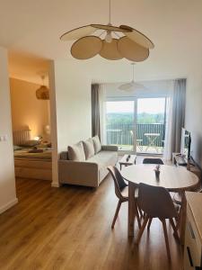 un soggiorno con un divano e un tavolo di Green Flat a Tarnowskie Góry