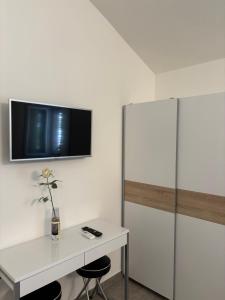 a white room with a desk and a tv on the wall at Villa Anna in Medulin