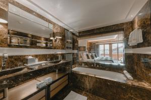 Baðherbergi á Ultima Hotel Gstaad