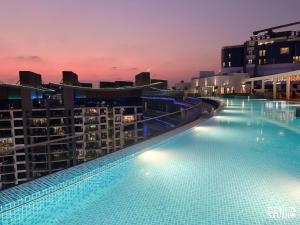 Luxury Studio - Sea View, Beach Access & Infinity Pool - Seven Palm Residences内部或周边的泳池