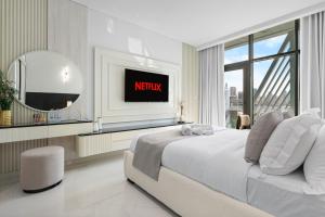 Luxury Studio - Sea View, Beach Access & Infinity Pool - Seven Palm Residences客房内的一张或多张床位