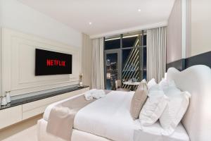 Luxury Studio - Sea View, Beach Access & Infinity Pool - Seven Palm Residences客房内的一张或多张床位