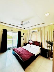 Ένα ή περισσότερα κρεβάτια σε δωμάτιο στο Modern 1BHK Apartment by LuxeLiv