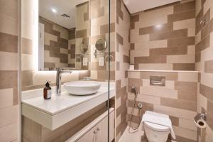 Luxury Studio - Sea View, Beach Access & Infinity Pool - Seven Palm Residences的一间浴室