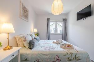 a bedroom with a bed with a bowl of food on it at HostWise - Bright & Spacious Flat w/ Garage in Porto