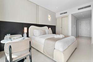 Luxury Studio - Sea View, Beach Access & Infinity Pool - Seven Palm Residences客房内的一张或多张床位