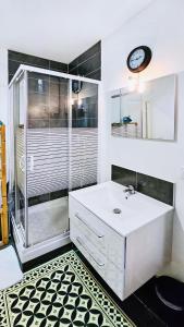 Un baño con lavabo blanco y ducha. en Apt. and garage : Train station, Univ, en Villeurbanne