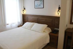 Postel nebo postele na pokoji v ubytování Nirvana Hotel