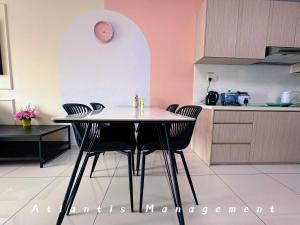 Kuchyň nebo kuchyňský kout v ubytování GAIA Residences Gamuda Garden