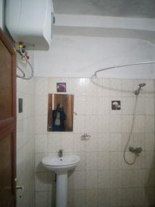 un piccolo bagno con lavandino e doccia di Résidence SKS Hébergement a Dakar