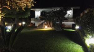 una casa con un patio por la noche con luces en B&B Villa Lura Pompei, en Pompeya