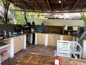 a kitchen with a counter and a table and chairs at Bokané in Boca del cielo
