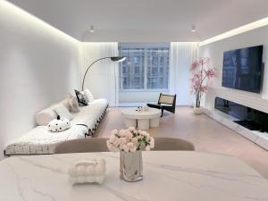 Μια τηλεόραση ή/και κέντρο ψυχαγωγίας στο ClOUD RESIDENCE-4BR-near the people square&xintiandi