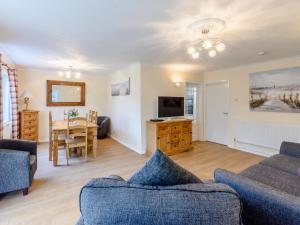 una sala de estar con un sofá y una mesa en 3 Bed in Freshwater 79039, en Freshwater