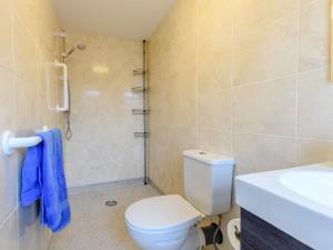 Un baño con inodoro, lavabo y ducha. en 3 Bed in Freshwater 79039, en Freshwater 7 fotos más