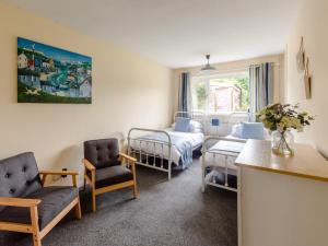 Una habitación de hospital con dos camas y una ventana. en 3 Bed in Freshwater 79039, en Freshwater