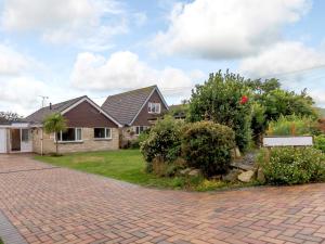 una entrada de ladrillo frente a una casa en 3 Bed in Freshwater 79039, en Freshwater