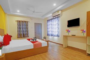 Μια τηλεόραση ή/και κέντρο ψυχαγωγίας στο Hotel O Lavish Stay