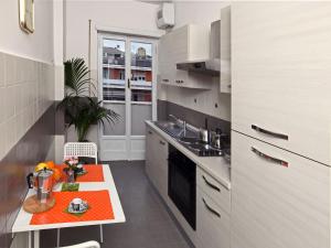 A kitchen or kitchenette at Alice Home
