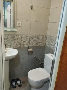 Ένα μπάνιο στο Hotel cozy tbilisi Georgia +3 φωτογραφίες