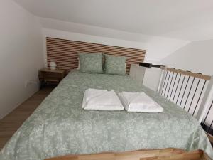 Postel nebo postele na pokoji v ubytování Mezzanine Clarette