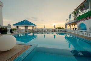 Bazén v ubytování Nova Pattaya Sea View nebo v jeho okolí