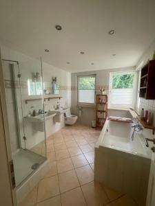 Un baño con ducha, lavabo e inodoro. en Reihenhaus inmitten der Stadt, en Rostock