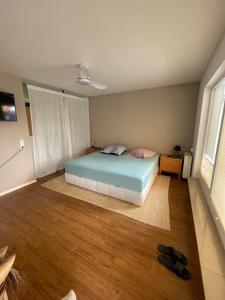 Un dormitorio con una cama en la esquina de una habitación. en Reihenhaus inmitten der Stadt, en Rostock 48 fotos más