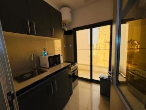 Kuchyň nebo kuchyňský kout v ubytování Le Corossolier 404 - Studio chic 4e étage aux Maristes + 5 fotografií