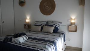 a bedroom with a bed with two lamps on the wall at Studio Business Wi-Fi 7 TVA Proche zones LesMilles La Duranne Aix TGV in Éguilles