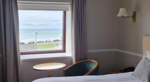 Ein Bett oder Betten in einem Zimmer der Unterkunft White Sands Hotel
