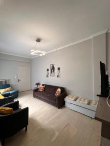 エレトリアにあるCity Escape Apartmentのソファとテレビのあるリビングルーム