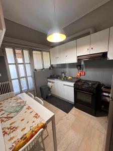 エレトリアにあるCity Escape Apartmentのテーブルとコンロのあるキッチン トップオーブン