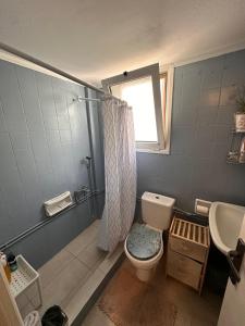 エレトリアにあるCity Escape Apartmentのトイレ、洗面台、窓のあるバスルーム