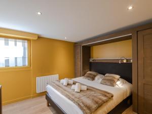 Posteľ alebo postele v izbe v ubytovaní Appartement chic avec sauna et parking au centre de Chamonix - FR-1-343-190