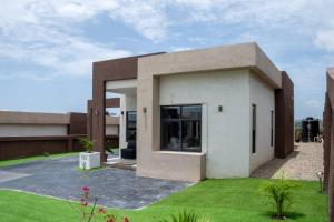 une maison moderne avec une cour verdoyante dans l'établissement The Luxe Escape Luxury Suite, à Stanmore Grove