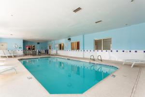 a large swimming pool with blue water at Motel 6-Roswell, NM in Roswell